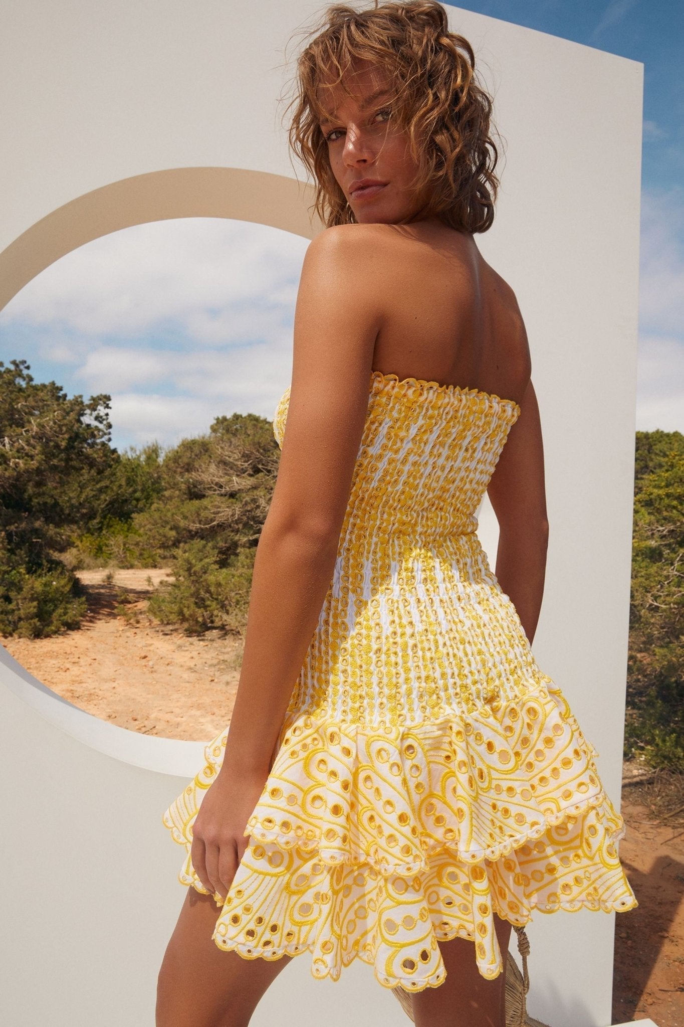 Amora™ Dolly İşlemeli Dantel Straplez Mini Bodycon Elbise